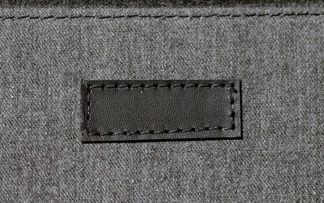 Wollfilz-Futter mit aufgenähtem Lederpatch für die Namensprägung